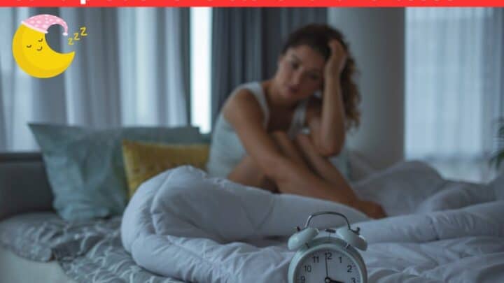 Schlafprobleme verstehen und verbessern - Tipps für einen besseren Schlaf. Auf dem Bild ist eine Frau zu sehen, die nicht einschlafen kann! Sie schlägt die Hände über den Kopf!