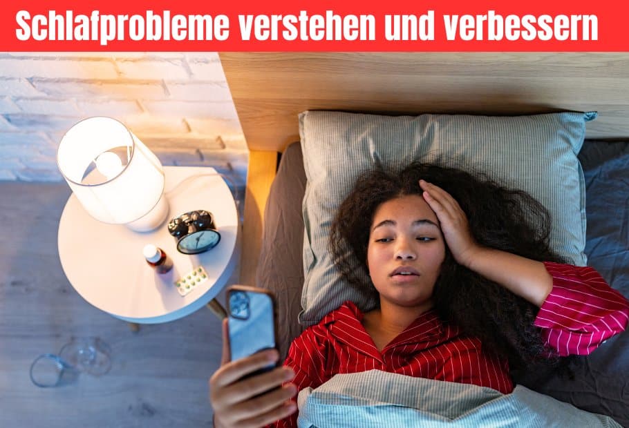 Schlafprobleme verstehen und verbessern - Tipps für einen besseren Schlaf. Auf dem Bild ist eine Frau zu sehen, die Schlafprobleme hat. Sie schaut auf ihr Smartphone
