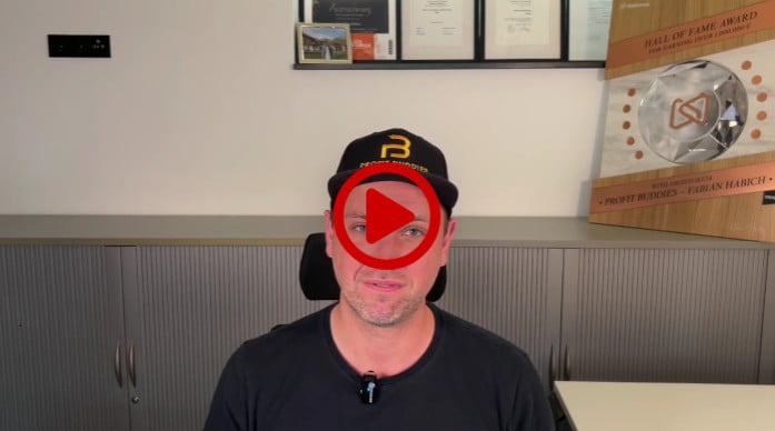 1-Mio 4P System von Profit Buddies - Affiliate-Marketing mit Besucherströmen und KI 4 Das 1-Mio 4P System von Profitbuddies zeigt, wie du Affiliate Marketing mit Besucherströmen, KI Conversion und klarem Fahrplan aufbauen kannst. Zu sehen ist Fabian Habich und erklärt das Produkt